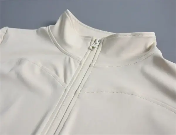 Clean Girl Zip-Up Sports Top – Sculpting & Minimalist