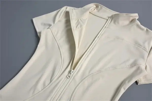 Clean Girl Zip-Up Sports Top – Sculpting & Minimalist